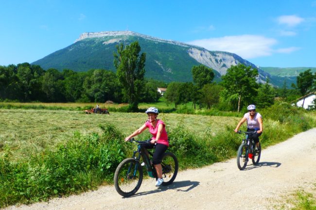 Montagen en fête sous les contreforts de la Montagne de Ceüze